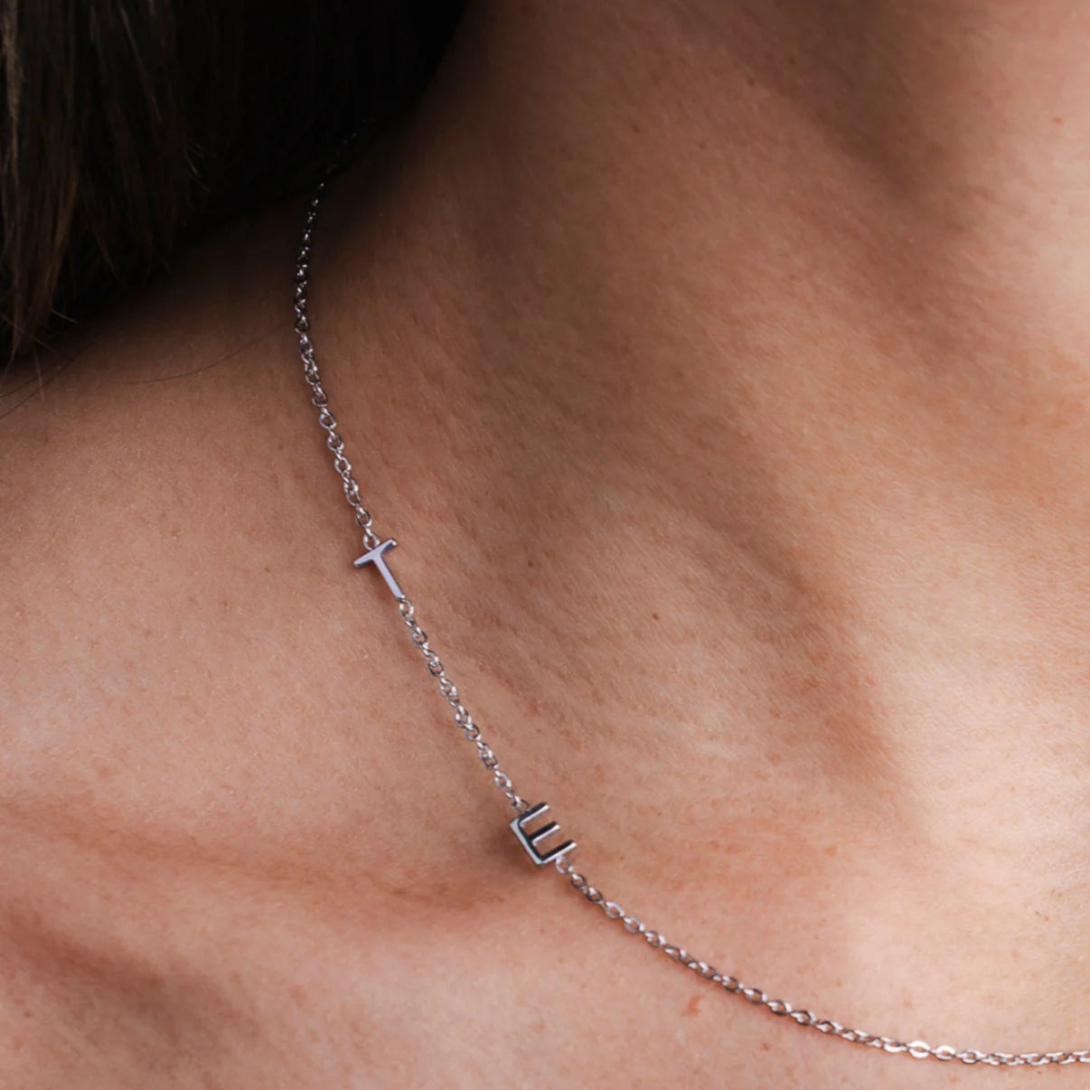 Collier Initiale Latérale personnalisé